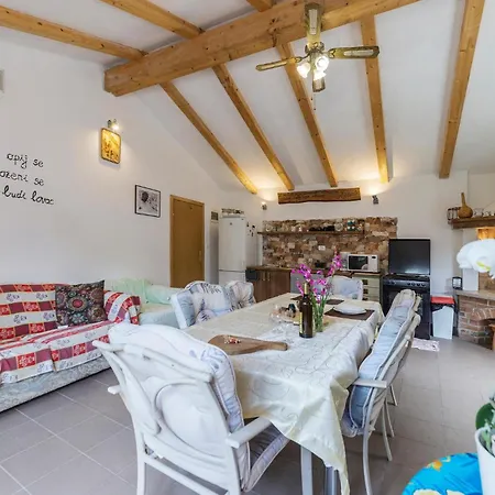 2 Bedroom Cozy In Holiday home Kostrcani